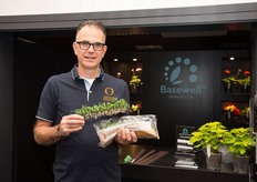 Simon Schulz of Dümmen Orange presenting Basewell at the Dümmen Orange site in Germany.